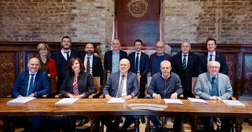 Nella foto, seduti, da sinistra: Giulio Giletta direttore Ascom Savigliano, Silvia Anselmo vice direttore ACA, Luigi Barbero presidente Symed, Luciano Cane Amministratore delegato Symed, Camillo Scimone responsabile attività sanitaria Symed, In piedi, Luisa Mazzuccato di Ascom Bra, Federico Borsotto responsabile operativo e commerciale Symed, Paolo Germiniasi direttore Ascom Fossano, Giancarlo Fruttero presidente Ascom Fossano, Fabrizio Pace direttore ACA, Giacomo Badellino presidente Ascom Bra, Agostino Gribaudo presidente Ascom Savigliano, Stefano Bori consulente tecnico commerciale Symed. Nella foto, seduti, da sinistra: Giulio Giletta direttore Ascom Savigliano, Silvia Anselmo vice direttore ACA, Luigi Barbero presidente Symed, Luciano Cane Amministratore delegato Symed, Camillo Scimone responsabile attività sanitaria Symed, In piedi, Luisa Mazzuccato di Ascom Bra, Federico Borsotto responsabile operativo e commerciale Symed, Paolo Germiniasi direttore Ascom Fossano, Giancarlo Fruttero presidente Ascom Fossano, Fabrizio Pace direttore ACA, Giacomo Badellino presidente Ascom Bra, Agostino Gribaudo presidente Ascom Savigliano, Stefano Bori consulente tecnico commerciale Symed.