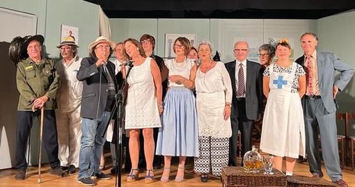 Il cantante Albano Carrisi con gli attori della "Menodrammatica" durante uno spettacolo del 2022 a Moretta Il cantante Albano Carrisi con gli attori della "Menodrammatica" durante uno spettacolo del 2022 a Moretta