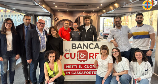 Una parte dell'equipe della Banca del cuore che ha operato in piazza Galimberti, a Cuneo