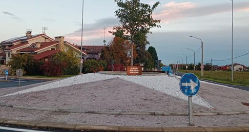 Cervasca, la famiglia Cesana regala al Comune una rotonda intitolata alle vittime della strada