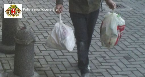 Bra, abbandonavano borse di rifiuti nel condominio vicino: Polizia Municipale filma e sanziona un 40enne