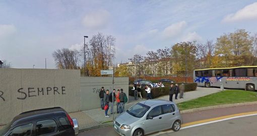 L'esterno della scuola Cocito di Alba