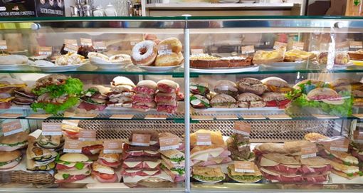 Una vetrina di panini di una delle poche aree autostradali a gestione familiare Una vetrina di panini di una delle poche aree autostradali a gestione familiare