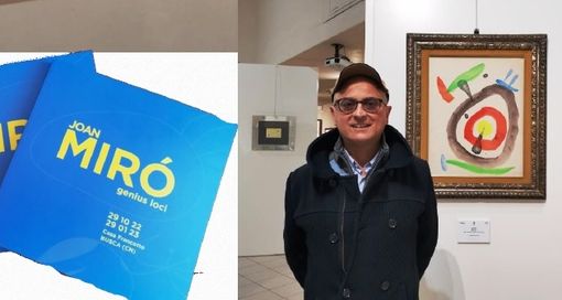 L'autore della tesi, Luca Gosso, nella galleria Casa Francotto che ospita la mostra Mirò: sogno, forza e materia, aperta dal 29 ottobre 2022 al 29 gennaio 2023