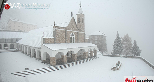 Neve sotto i 1500 metri: il santuario di Sant'Anna di Vinadio si colora di bianco