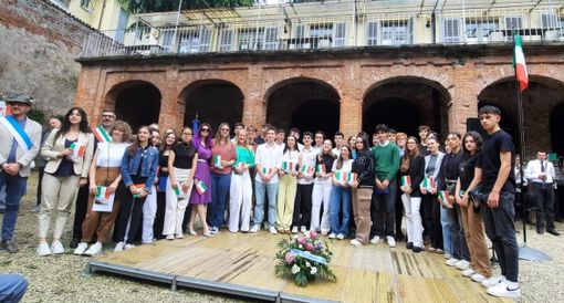 Saluzzo, il gruppo di neodiciotteni a cui è stata consegnata la Costituzione Saluzzo, il gruppo di neodiciotteni a cui è stata consegnata la Costituzione