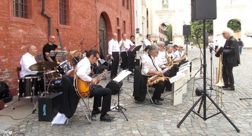 A Cherasco Swing per l’Emilia Romagna
: un concerto di raccolta fondi in piazza dell’Arco del Belvedere A Cherasco Swing per l’Emilia Romagna
: un concerto di raccolta fondi in piazza dell’Arco del Belvedere