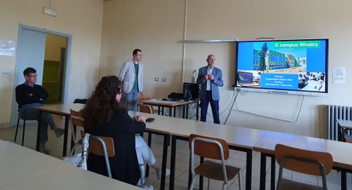 Il referente dell'Itis Rivoira, Massimo Peirone, illustra la nuova sede, con lui il dirigente Flavio Girodengo e il professor Marco Rinaldi