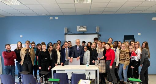 Afp Cuneo: foto di gruppo, dirigenti, docenti, allievi con Beppe Ghisolfi