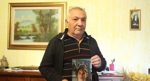 Il marito di Giuseppina Mazzariello con in mano la foto della moglie