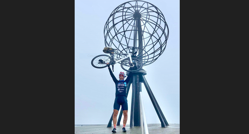 Gualtiero Capellino in arrivo con la sua bicicletta a Capo Nord dopo aver percorso 4000 chilometri in 16 giorni e 17 ore.