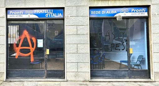 Nella notte l'atto vandalico ai danni delle sedi albesi di Fdi e Lega Nella notte l'atto vandalico ai danni delle sedi albesi di Fdi e Lega