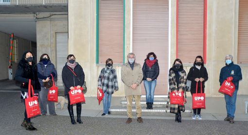 Un momento della simbolica consegna avvenuta nel pomeriggio di ieri (foto Beppe Malò)