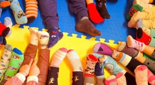 “C’è un giorno all’anno in cui il cassetto dei calzini diventa un messaggio pubblico”: oggi anche Dronero ha celebrato la giornata dei calzini spaiati