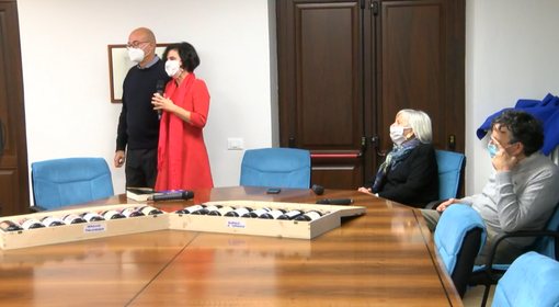 Un momento della cerimonia tenuta ieri alla biblioteca di Verduno