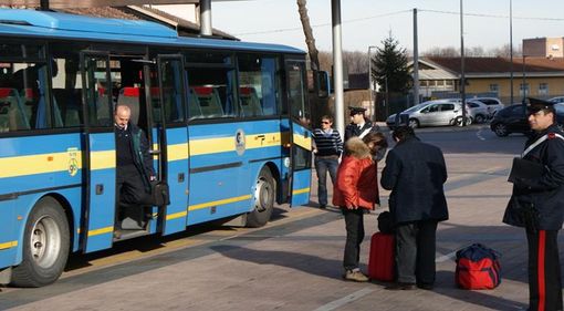Affollati gli autobus di linea per il trasporto studenti? I carabinieri di Fossano accertano che è tutto in regola