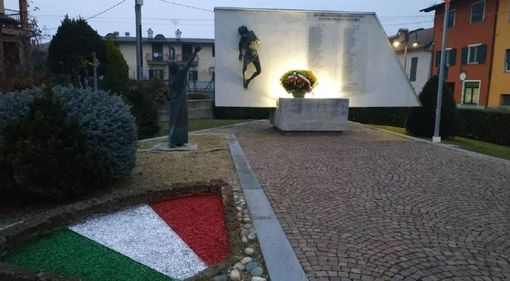 Il monumento ai caduti in un'immagine di repertorio