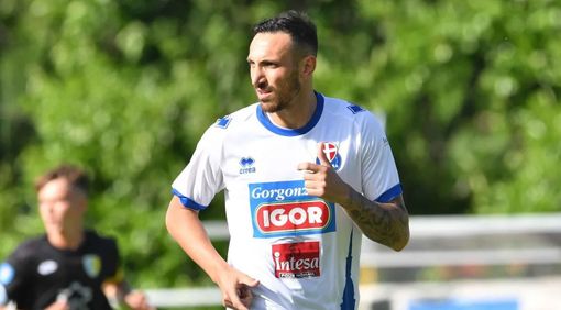 Alfiero con la maglia del Novara (foto - pagina fb novara calcio)