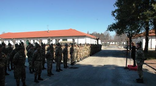 Il prefetto Patrizia Impresa insieme agli alpini
