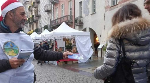 Cuneo, Babbi Natale de "La via della felicità" al mercatino di Natale