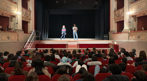 L'incontro al Milanollo tra Alessandro Ferrari, autore del libro “Carlo Angela e il Segreto dei Matti”, e gli studenti saviglianesi L'incontro al Milanollo tra Alessandro Ferrari, autore del libro “Carlo Angela e il Segreto dei Matti”, e gli studenti saviglianesi