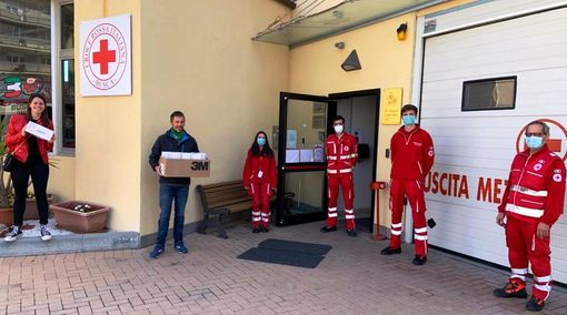 Nella foto la consegna delle mascherine alla locale Croce Rossa