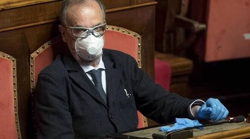 Calderoli contro De Luca: “Io, malato oncologico, faccio la fila” Calderoli contro De Luca: “Io, malato oncologico, faccio la fila”