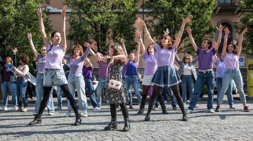 Alba: “Te la sei cercata”, jeans a terra per dire no alla violenza sulle donne Alba: “Te la sei cercata”, jeans a terra per dire no alla violenza sulle donne