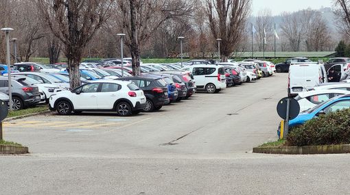 Studenti in sella, ma senza posto ad Alba: il Comune valuta più parcheggi per scooter