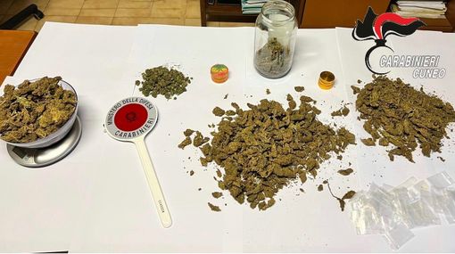 I carabinieri intervengono per una lite familiare ad Alba e trovano un chilo di marijuana sotto il letto