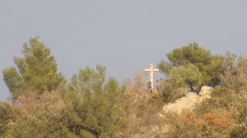 L'edicola votiva con la croce nei pressi della chiesa di San Martino a Verezzi, poco distante dal luogo dell'incidente L'edicola votiva con la croce nei pressi della chiesa di San Martino a Verezzi, poco distante dal luogo dell'incidente