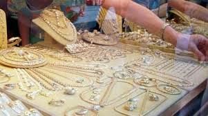 Rapinatori travestiti svaligiano gioielleria di Alba