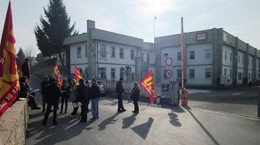 Lavoratori della MTM BRC appartenenti a USB durante il volantinaggio contro le elezioni della FIOM