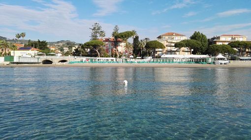 È arrivata l'estate e non hai ancora prenotato la tua vacanza? Il mare ti aspetta al Lido Scogliera di Diano Marina È arrivata l'estate e non hai ancora prenotato la tua vacanza? Il mare ti aspetta al Lido Scogliera di Diano Marina