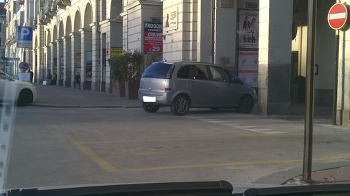 Parcheggi selvaggi a Cuneo, dove è finito il buon senso?