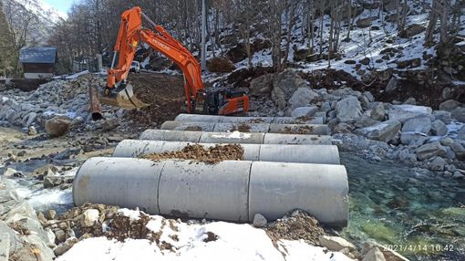 A Terme di Valdieri iniziata la costruzione del guado sul Gesso, l'unica via per salvare l'estate A Terme di Valdieri iniziata la costruzione del guado sul Gesso, l'unica via per salvare l'estate