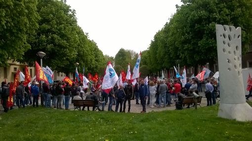 300 metalmeccanici in presidio davanti alla Confindustria di Cuneo (Guarda il video)