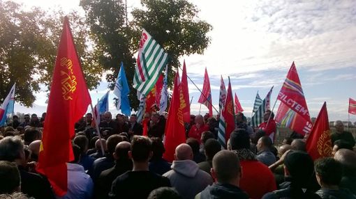 La Uilm propone alle altre sigle un’ora di sciopero in tutte le aziende metalmeccaniche della Granda a sostegno della Michelin La Uilm propone alle altre sigle un’ora di sciopero in tutte le aziende metalmeccaniche della Granda a sostegno della Michelin