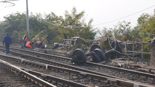 Nel fotoservizio di Francesco Ameglio tutte le immagini del deragliamento, i tecnini al lavoro, le indicazioni dei tabelloni con gli inevitabili ritardi ed i bus sostitutivi istituiti dalle Ferrovie