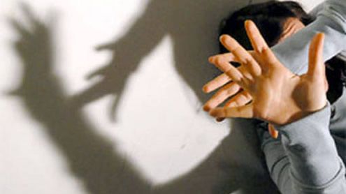 A giudizio per maltrattamenti e violenza sessuale: "Lei mi aggrediva, io rispondevo con una sberla" A giudizio per maltrattamenti e violenza sessuale: "Lei mi aggrediva, io rispondevo con una sberla"