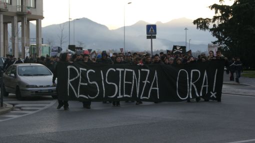 L'invasione dei centri sociali in solidarietà agli "antifascisti a processo" a Cuneo
