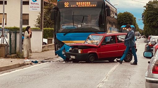 A Dronero scontro tra una vettura e il pullman degli studenti dell'Alberghiero A Dronero scontro tra una vettura e il pullman degli studenti dell'Alberghiero