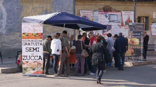 Lo stand allestito in piazza 5 luglio 1944 a Piozzo