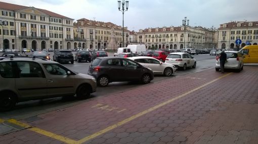 Vetture parcheggiate sull'area sosta dei taxi: succede a Cuneo, in piazza Galimberti