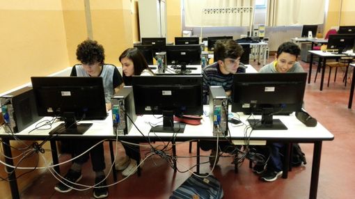 Da sinistra i nostri ragazzi in azione Lorenzo Damiano, Miriana Blangero, Matteo Serra ed Emanuele Bianco, tutti della 4^M