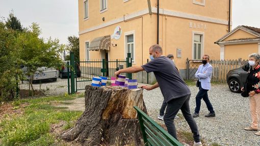 Consegnati all'amministrazione di Manta i posacenere relizzati dall'Airone Consegnati all'amministrazione di Manta i posacenere relizzati dall'Airone