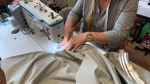 La sartoria benefica di Oasi Giovani riporta a nuova vita abiti per una sfilata