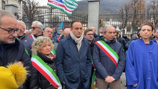 La consigliera regionale Marro, insieme al governatore Cirio e ai sindaci del territorio al presidio tenuto mercoledì scorso davanti all'azienda