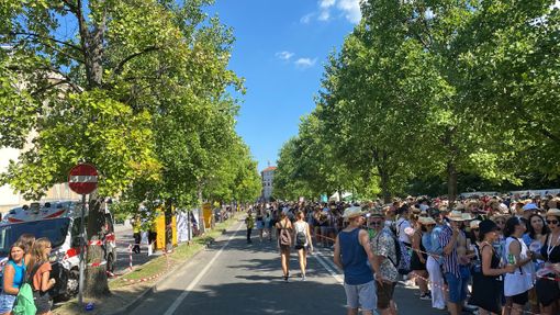 Corso Torino chiuso al traffico per consentire l'attesa agli ingressi