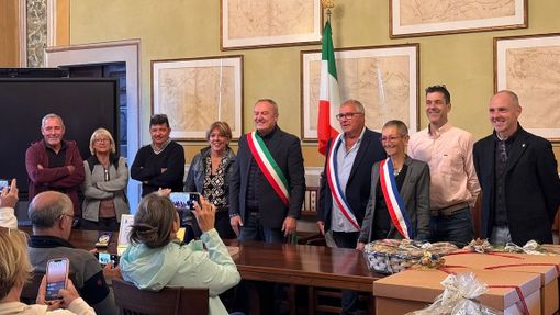 Un ponte di amicizia in Piemonte, rinnovato il gemellaggio tra Diano Marina, Diano d’Alba e Néoules Un ponte di amicizia in Piemonte, rinnovato il gemellaggio tra Diano Marina, Diano d’Alba e Néoules